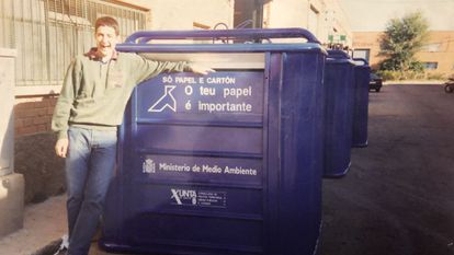 No solo de aceitunas se vive en Campo Real 2 Rubén Cañadas, hace unos 20 años, junto a un contenedor de reciclaje azul.