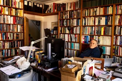 Paul Preston: “Franco era tímido con las mujeres; Mussolini, un predador agresivo, y Hitler, un abanico de perversiones” 2 El hispanista británico Paul Preston, en el estudio de su casa en Londres, donde vive.