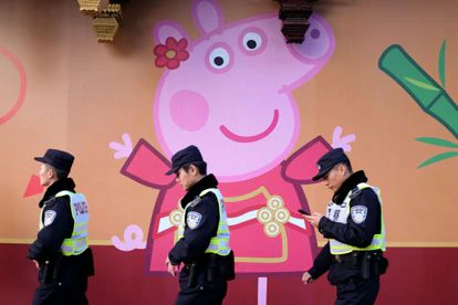 Qué manía con hacer lecturas intelectuales de ‘Peppa Pig’ y otros fenómenos de la cultura pop 2 Policías frente a un cartel de Peppa Pig en Shanghái, el 25 de enero de 2019.