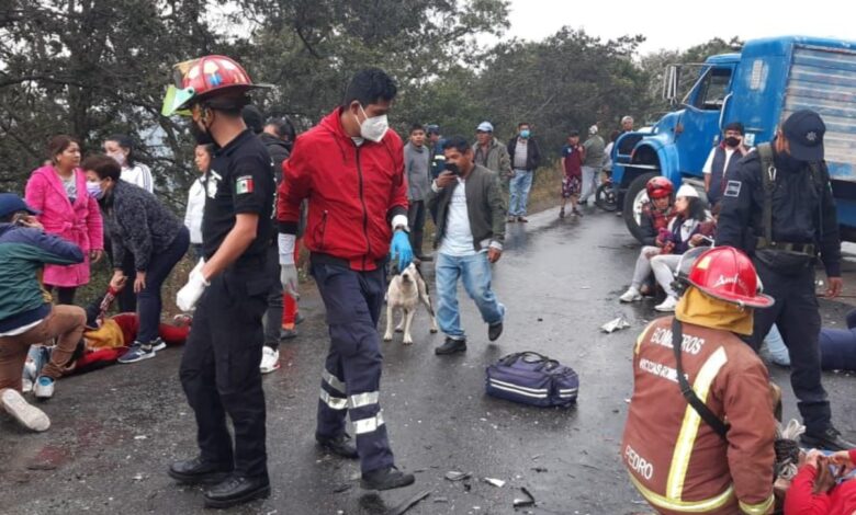 Seis muertos por choque entre camión de carga y combi en Edomex 1 Seis muertos por choque entre camión de carga y combi en Edomex