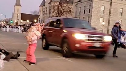 Un coche arrolla un desfile navideño en Wisconsin y mata a al menos cinco personas 1 El vehículo antes del atropello en Waukesha.