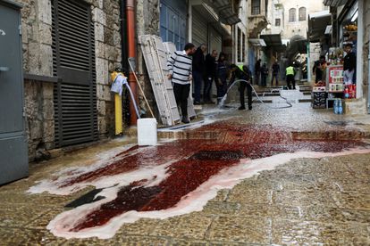 Un palestino mata a tiros a un israelí en un atentado en la Ciudad Vieja de Jerusalén 1 Limpieza del pavimento tras el tiroteo en la Ciudad Vieja de Jerusalén, este domingo.