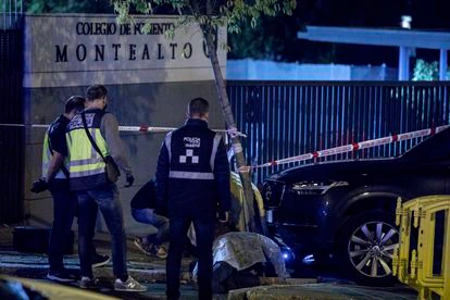 Uno de cada cinco atropellos a menores de 14 años en Madrid se produce en el entorno escolar 2 Policías municipales inspeccionaban el pasado jueves el lugar donde murió atropellada una niña de nueve años en la puerta del Colegio Montealto.