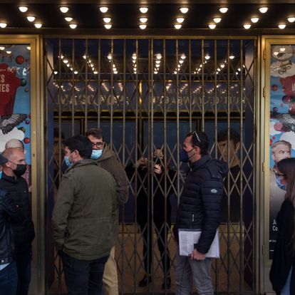 ‘Ilustres ignorantes’, el programa incombustible vuelve a casa 2 Dvd1079(03/11/21)Grabación del programa Ilustres Ignorantes de Movistar + en el Teatro Nuevo Apolo , Madrid en la imagen gente hacien do cola para entrar a la grabacion Foto: Víctor Sainz