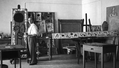 Artistas españoles frente a Franco: el largo viaje desde el falangismo hasta la oposición 3 Joan Miró en su estudio en 1942, en una imagen realizada por Joaquim Gomis.