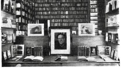 Artistas españoles frente a Franco: el largo viaje desde el falangismo hasta la oposición 5 Escaparate de la librería-galería Buchholz de Madrid, en abril de 1956, tras la muerte de Pío Baroja.