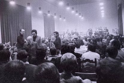 Artistas españoles frente a Franco: el largo viaje desde el falangismo hasta la oposición 6 Encierro de intelectuales en Montserrat en 1970, como protesta por el proceso de Burgos. De pie, Josep Maria Castellet, Miró y Tàpies.