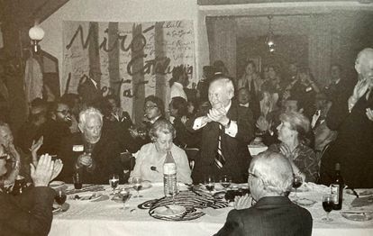 Artistas españoles frente a Franco: el largo viaje desde el falangismo hasta la oposición 4 Homenaje en 1974 a Joan Miró en el Moulin de la Galette de París con la presencia de Sert, Calder y Gimferrer.