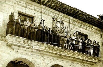 Artistas españoles frente a Franco: el largo viaje desde el falangismo hasta la oposición 7 Asistentes a las Jornadas de Altamira de 1949, en Santillana del Mar, para difundir el nuevo arte español.