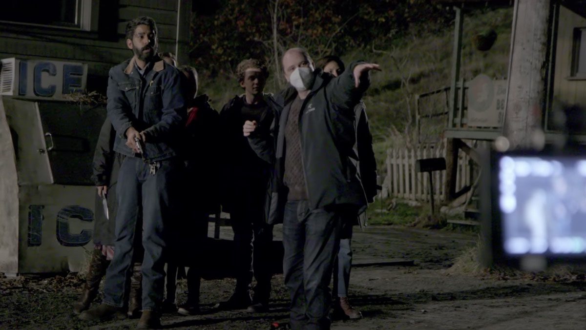 Serie de Netflix 'La caída de la casa Usher': lo que sabemos hasta ahora 4 la caída de la casa de ujier netflix mike flanagan en la misa de medianoche del set