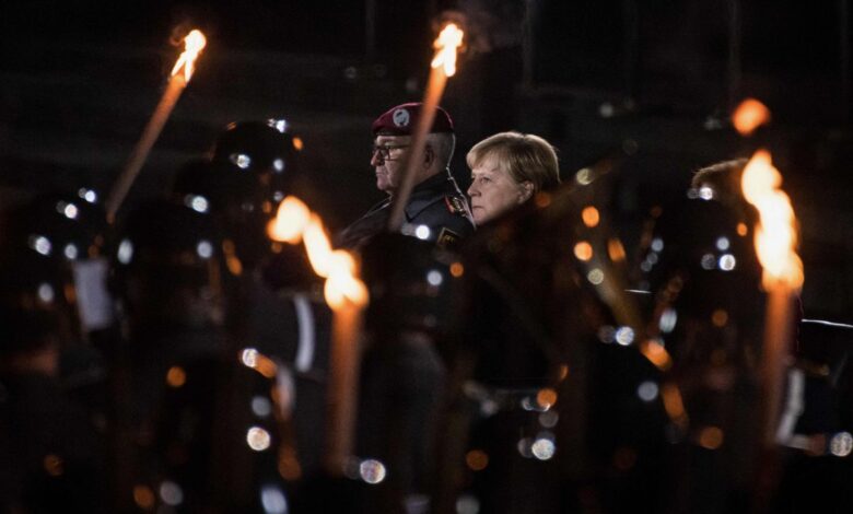 Alemania despide a Merkel con rosas rojas y a ritmo de la cantante punk Nina Hagen