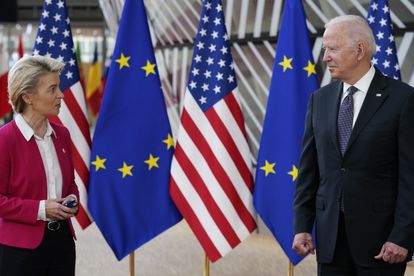 La presidenta de la Comisión Europea, Ursula von der Leyen, con el presidente de Estados Unidos, Joe Biden, antes de la cumbre entre Estados Unidos y la Unión Europea del 12 de junio de 2021 en Bruselas.