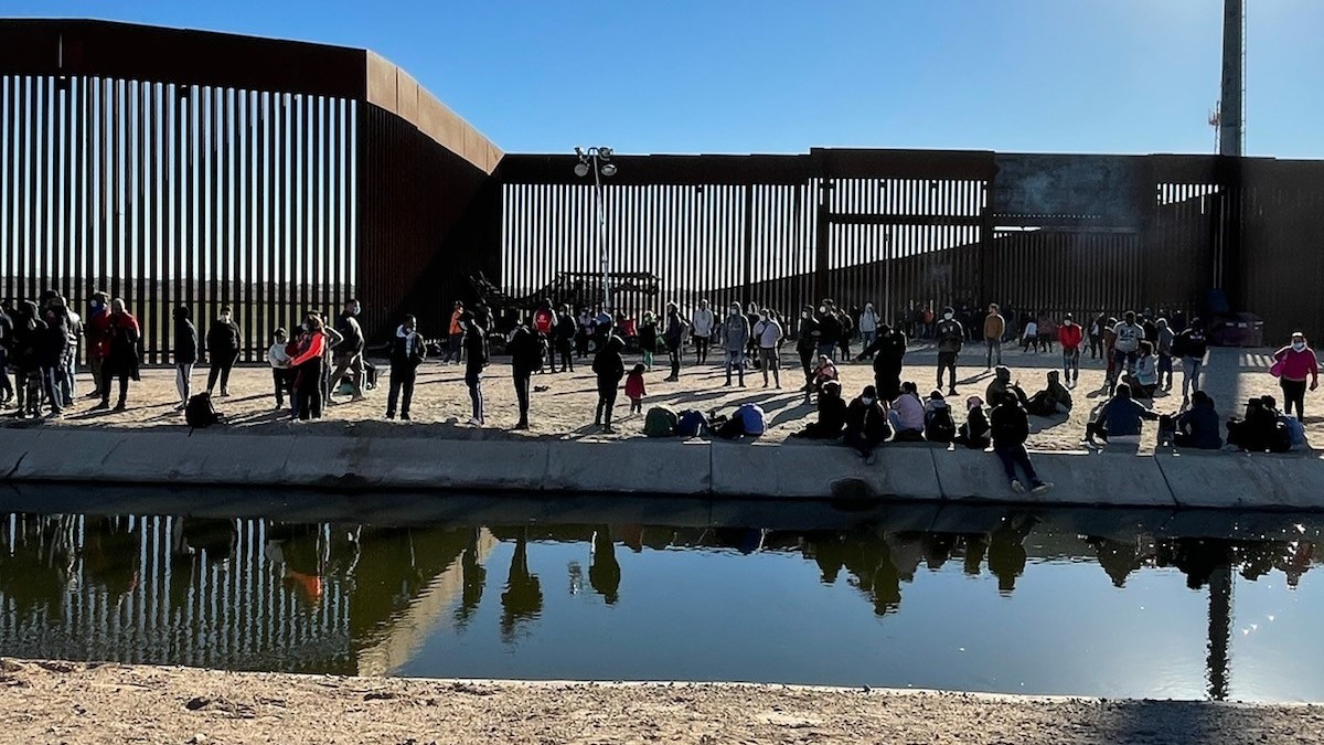 Cientos de migrantes esperan en ciudad fronteriza de Arizona tras reinicio de “Permanecer en México” 1 Cientos de migrantes esperan en ciudad fronteriza de Arizona tras