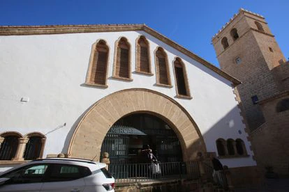 Jávea, toda la Costa Blanca reflejada en una bahía 2 El mercado municipal y la iglesia-fortaleza de San Bartolomé, en el casco antiguo de Jávea.