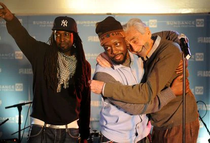 El gran libro de la conciencia estadounidense 3 El músico Wyclef Jean abraza a Howard Zinn durante la presentación del documental 'The People Speak' en el festival de Sundance, en 2009.