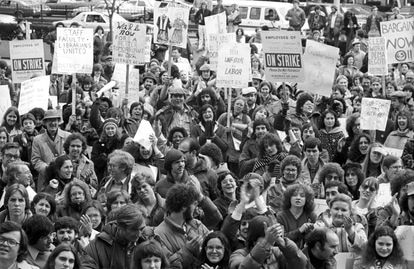 El gran libro de la conciencia estadounidense 4 Manifestación durante la huelga de profesores y personal de la Universidad de Boston, en 1979. El historiador Howard Zinn, entonces profesor en la Universidad, se encuentra en la parte inferior izquierda y la cabeza ligeramente inclinada.