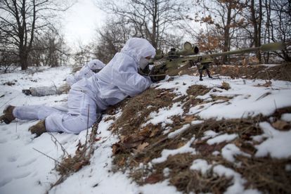 Soldados ucranios realizaban maniobras militares en la región de Donetsk, el lunes.