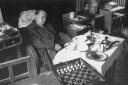 Alexánder Alekhine, el genio de ajedrez que provoca a la vez admiración y repugnancia 3 Alekhine, muerto, en un hotel de Estoril, el 24 de marzo de 1946.