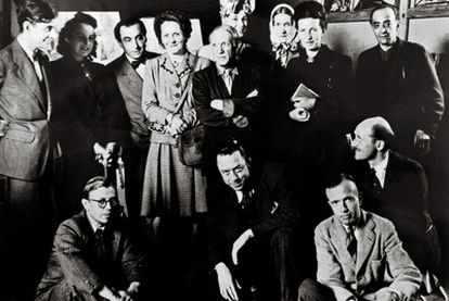 Jean-Paul Sartre, entrevista con la nada 5 Jacques Lacan, Cécile Éluard, Pierre Reverdy, Louise Leiris, Zanie Campan, Pablo Picasso, Valentine Hugo, Simone de Beauvoir, Jean-Paul Sartre, Albert Camus, Michel Leiris, Jean Aubier y Brassaï, fotografiados por este en 1944.
