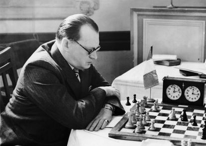 Alexánder Alekhine, el genio de ajedrez que provoca a la vez admiración y repugnancia 2 Alexánder Alekhine en Inglaterra en 1938.