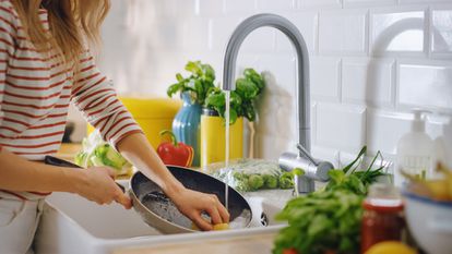 Cómo limpiar, quitar manchas y dar brillo a ollas y sartenes para que luzcan como el primer día 2 Te aconsejamos con trucos y productos básicos y profesionales para limpiar y restaurar el menaje de cocina.