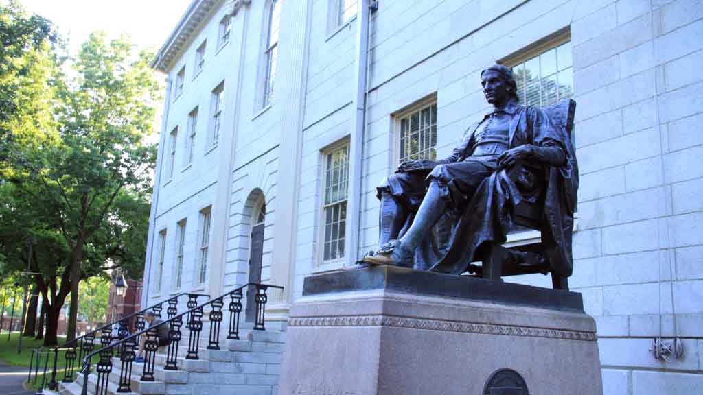 Dando un paso atrás: las universidades de EEUU que regresan a clases virtuales 1 Dando un paso atras las universidades de EEUU que regresan