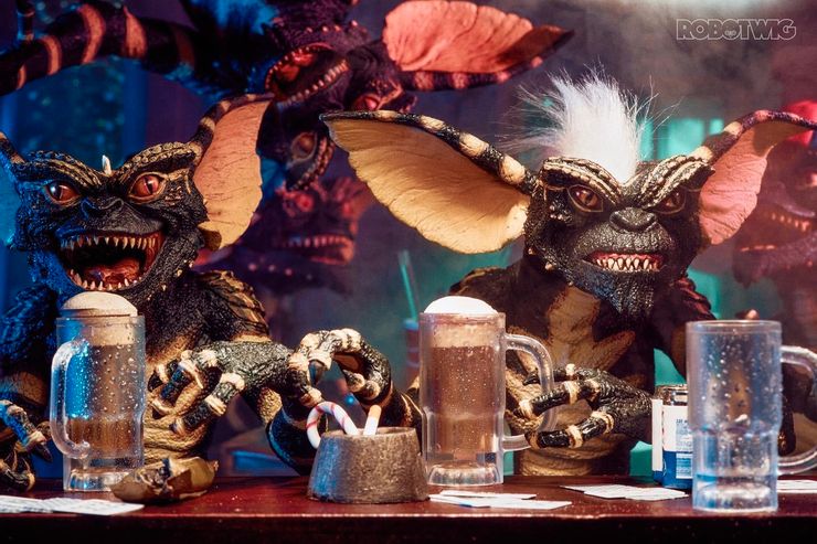 Escena de bar de Gremlins recreada en impresionante imagen de arte de juguete 2 Escena de bar de Gremlins recreada en impresionante imagen de.5