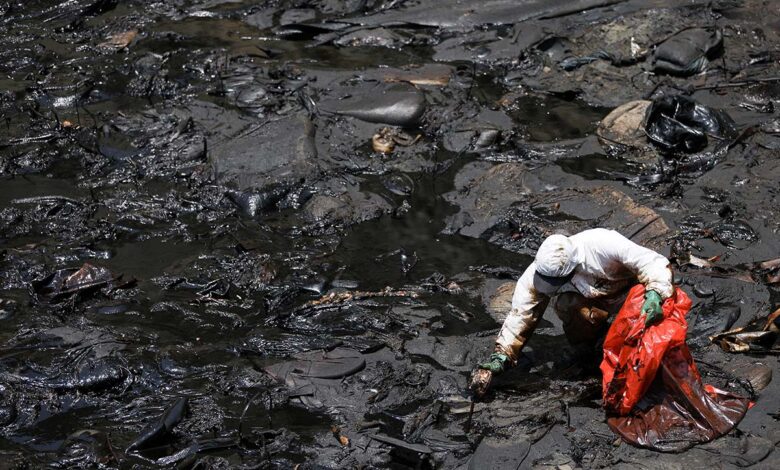 Investigan refinería por daño ambiental, tras derrame en Perú atribuido a volcán de Tonga