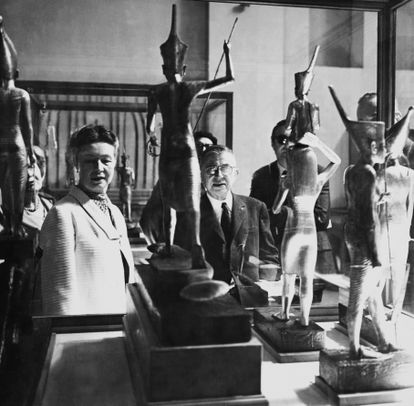 Jean-Paul Sartre, entrevista con la nada 2 Jean Paul Sartre y Simone de Beauvoir en el Museo Egipcio, en El Cairo, en los años sesenta.