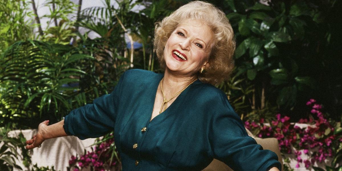 La asistente de Betty White celebra lo que habría sido su cumpleaños número 100 con una nueva foto 1 La asistente de Betty White celebra lo que habria sido