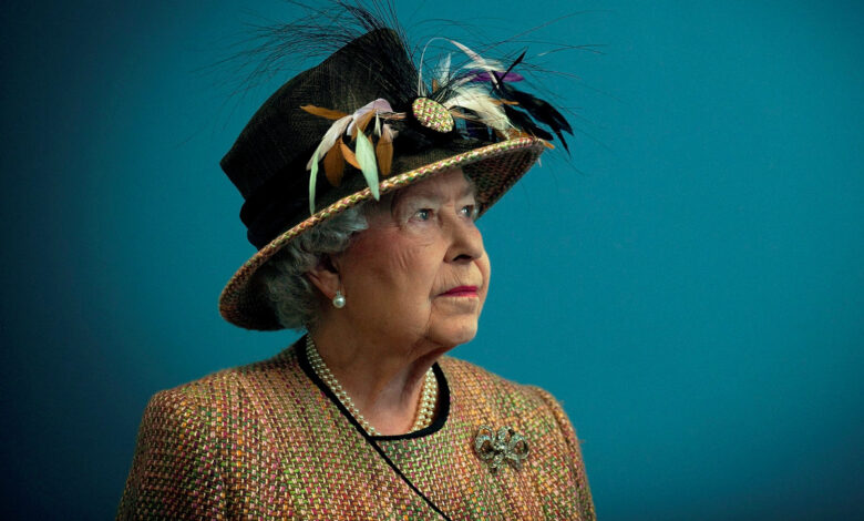 La corona británica se tambalea mientras Isabel II se aproxima a los 70 años como reina
