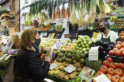 La espiral de la subida de precios mermará la renta de los españoles en 2022 2 Clientes en un puesto del mercado de Triana, en Sevilla, el 31 de diciembre de 2021.