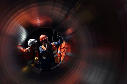 Nord Stream 2, el gasoducto atrapado en la tensión de Occidente con Rusia 1 Trabajadores del gasoducto Nord Stream 2 en una imagen tomada en una tubería en 2019 cerca de la localidad rusa de Kingisepp.