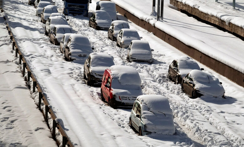 Tormenta de nieve deja a miles de personas varadas en autopista de Atenas 1 Tormenta de nieve deja a miles de personas varadas en autopista de Atenas
