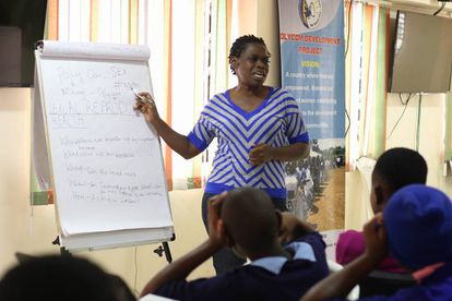 Uniformes gratis y cajas que guardan secretos para reforzar una educación no tan gratuita 3 La fundadora del programa Talking Boxes, Jane Anyango, explica a unas alumnas el funcionamiento de las cajas en una escuela de Kibera.