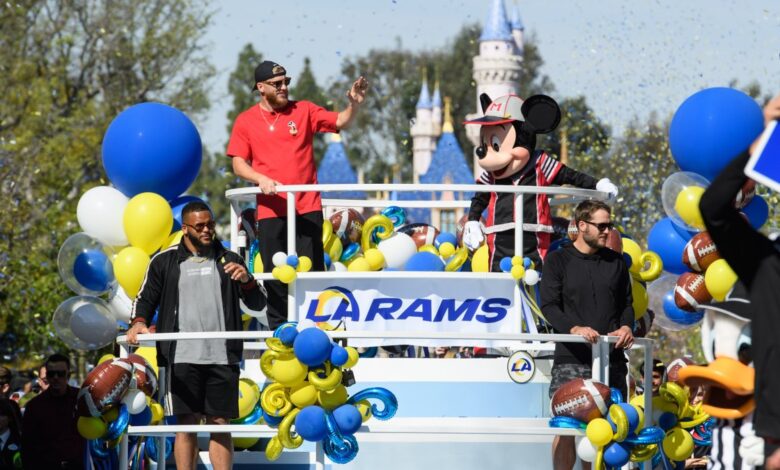 Jugadores de los Rams festejan el triunfo del Super Bowl LVI en Disneyland 1 Jugadores de los Rams festejan el triunfo del Super Bowl LVI en Disneyland
