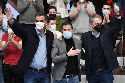 El PSOE explota su poder municipal y Vox desgasta al PP en el mundo rural 2 Pedro Sánchez, Luis Tudanca y José Luis Rodríguez Zapatero, en el mitin de campaña en León por las elecciones del 13 de febrero.