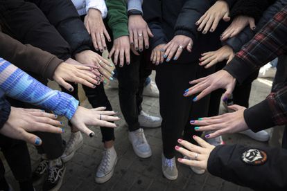 El profesor víctima de una agresión supuestamente homófoba por sus alumnos: “El discurso de odio está calando muy fuerte” 2 Parte del alumnado del I.E.S Les Alfàbegues de Bétera, muestran las uñas pintadas en solidaridad con el profesor Miquel Álvarez, que sufrió una agresión homófoba en el centro educativo.