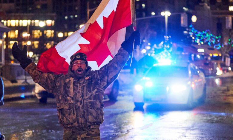 La protesta de los camioneros de Canadá bloquea un tercer paso con EE UU, mientras siguen las detenciones 1 La protesta de los camioneros de Canadá bloquea un tercer paso con EE UU, mientras siguen las detenciones