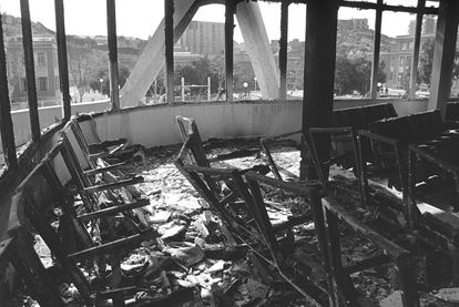 Y Cartagena ardió mientras España estaba de fiesta: 30 años del incendio de la Asamblea de Murcia 2 Daños ocasionados en la primera planta de la Asamblea Regional, en 1992.
