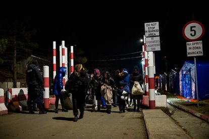 El lamento de las ucranias recién llegadas a Rumania: “Creíamos que los medios exageraban. Y ahora somos refugiadas” 4 Una familia atraviesa la frontera este martes.