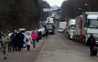 La salida de refugiados se acelera: un periplo de tres días y 30 kilómetros de cola para llegar a Polonia 1 Colas de vehículos y personas que huyen de la ofensiva rusa, en el paso fronterizo de Shehyni, en Ucrania.