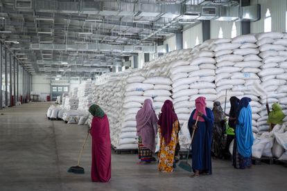 La sombra alargada de la hambruna en el este de África por los estragos de la guerra en Ucrania 2 Unas empleadas limpian el suelo de un almacén del Programa Mundial de Alimentos con víveres destinados a las regiones de Afar y Tigray el 21 de febrero de 2022.
