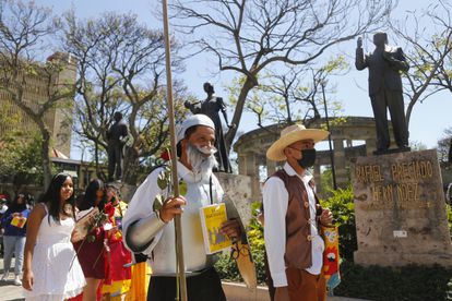 Quijotes, pintadas y rosas: Guadalajara inicia su año como Capital Mundial del Libro 3 Varias personas caracterizadas como personajes literarios recorren el centro de Guadalajara.