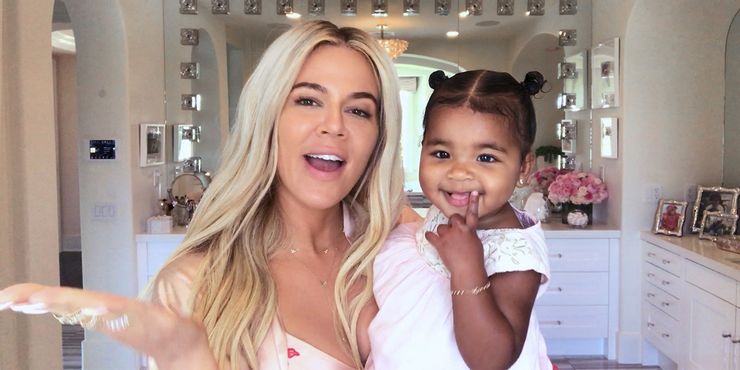 Kim y Khloe Kardashian enojan a los visitantes de Disneyland al cortar la fila 2 Kim y Khloe Kardashian enojan a los visitantes de Disneyland.5