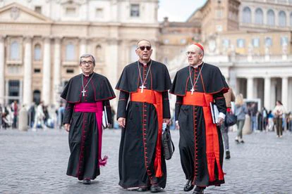 Omella, sobre los abusos en la Iglesia: “Hemos sido un poco lentos y no nos dimos cuenta de algunas cosas” 2 Los cardenales Juan José Omella y Carlos Osoro Sierra, junto al obispo Luis Argüello, en la plaza de San Pedro justo después de su reunión con el Papa el jueves.