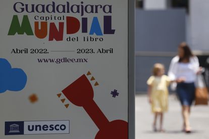 Quijotes, pintadas y rosas: Guadalajara inicia su año como Capital Mundial del Libro 2 Un cartel promocional de Guadalajara Capital Mundial del Libro.