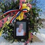 las 169 personas asesinadas 5 En el campus de la Universidad del Norte de Illinois en DeKalb, Illinois, el 15 de febrero de 2008, se ve un monumento improvisado con un retrato de la víctima del tiroteo, Julianna Gehant, de 32 años.