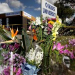 las 169 personas asesinadas 6 Un monumento frente a la Universidad Oikos sigue creciendo en Oakland, California, el miércoles 4 de abril de 2012, donde siete personas fueron asesinadas