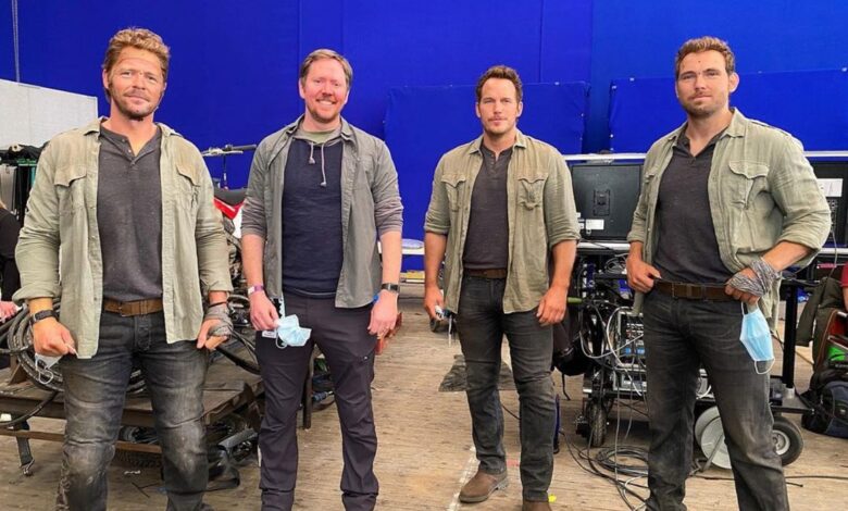 Imagen de Jurassic World Dominion BTS muestra a Chris Pratt con 3 dobles 1 Imagen de Jurassic World Dominion BTS muestra a Chris Pratt con 3 dobles